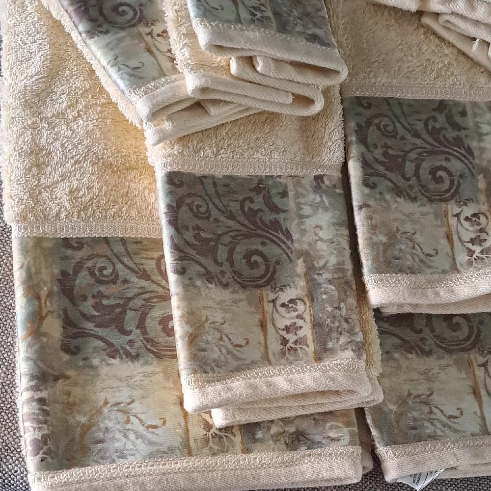 Croscill Cream and Patterned Bath Towel 1 Set.